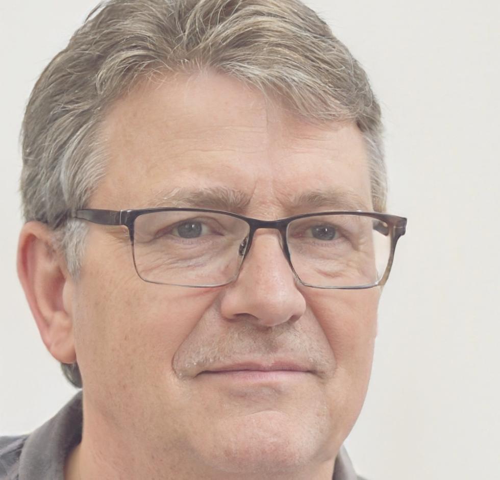 Carlos Mendoza, Arquitecto de Sistemas Senior